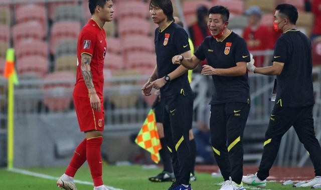 半岛体育官网-国足五后卫=自杀？机关算尽太聪明 终是一场空欢喜